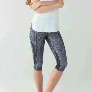 Lululemon Drop  It Like It's Hot Crop
Dramatic Static White Black / Black